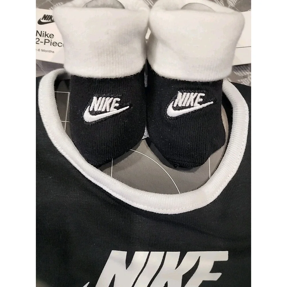 Nike 2-Piece Bib and Bootie Set Black White 0-6 Months Infant Kids